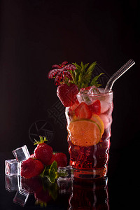 酒吧的草莓莫吉托鸡尾酒在黑色背景的莫吉托鸡尾酒夜总会的图片