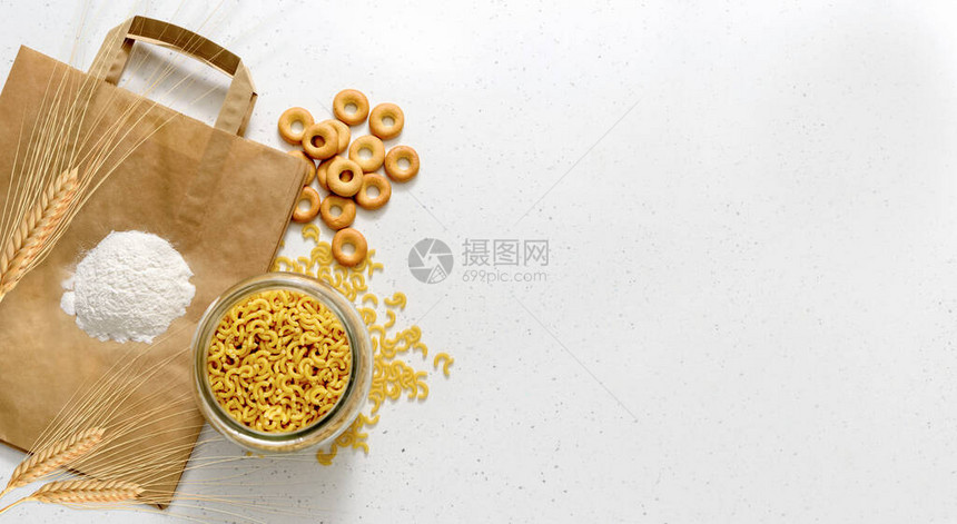 面粉产品白面粉小麦和纸包装碗中的生面糊以及从顶层复制空间的图片