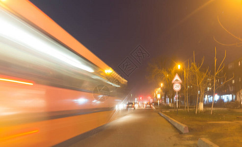 夜间行驶的公共汽车的痕迹图片