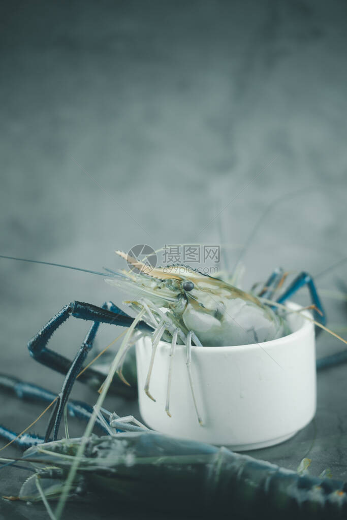 在黑暗背景下做饭图片