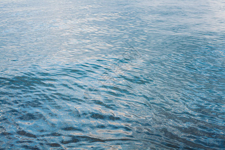 平静的蓝色海水小浪图片
