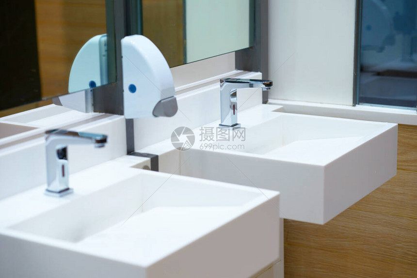 洗浴间或厕所内白色陶瓷水池和带肥皂施图片