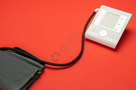 血压计医生检查病人血压的健康检查在红色背景上隔离的高血压计监视器图片