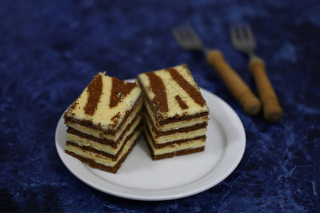 两块有条纹的蛋糕放在盘子上黑白蛋糕甜点斑马选图片