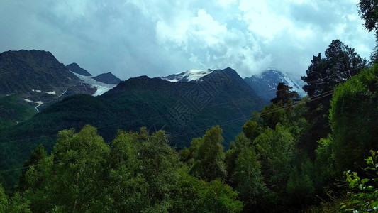 美丽的绿色高加索山脉图片