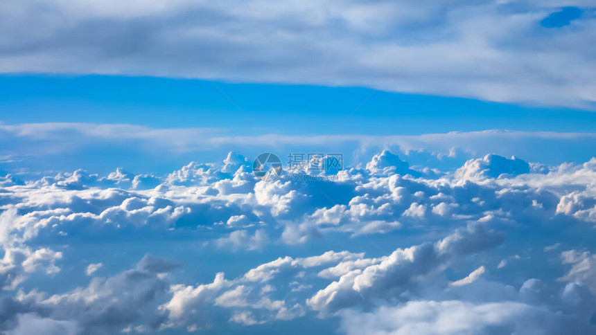 从蓝天的飞机窗口拍到云层上方的鸟瞰图查看从飞机窗口图片