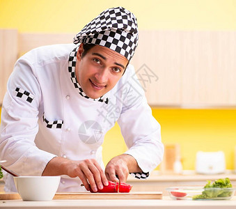 在家准备沙拉的年轻专业厨师图片