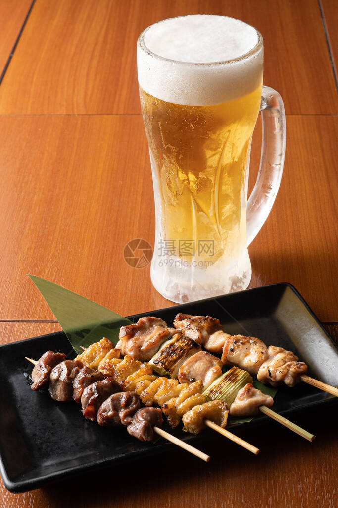 日本烤鸡肉串和啤酒的形象图片