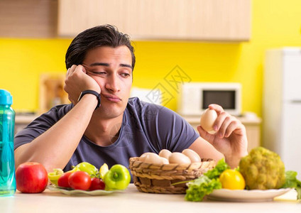 年轻男子在饮食和健康饮食概图片