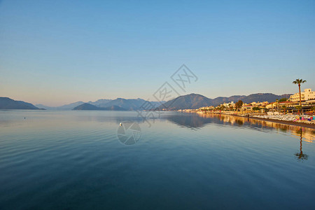 土耳其Marmaris山峰在平静的海图片