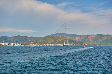 马尔里斯湾的落基山群岛海景与蓝天图片