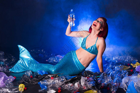 海洋塑料污染美人鱼在塑料垃圾的水中玩得开心停止塑料污染童图片