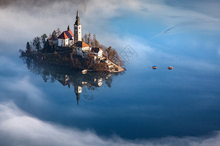布莱德布莱德斯科耶泽罗湖的壮丽全景与玛丽亚假设朝圣教堂在一个小岛上图片