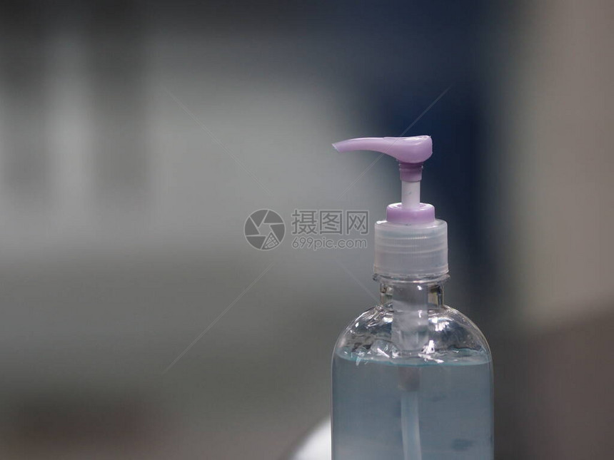 凝胶酒精混合物与明胶在透明塑料瓶中图片