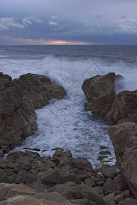 下雨和暴风雨前日落时的海悬崖北葡图片