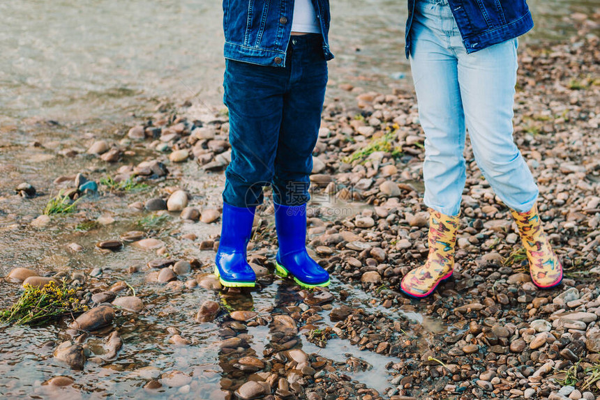孩子们穿着雨靴图片