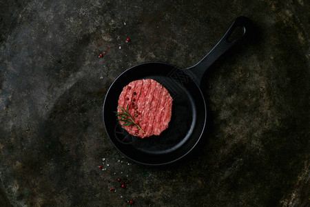 土生牛肉汉堡牛排切菜图片