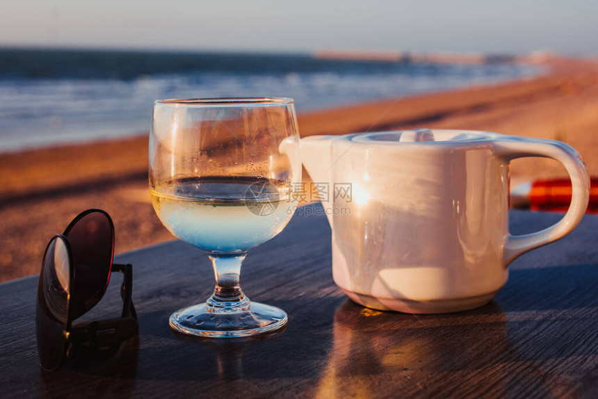 日落时在酒吧喝杯酒和茶假期图片