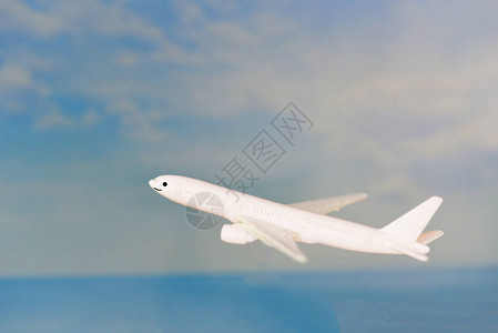 空中飞机与旅行者航空公司的飞机玩图片