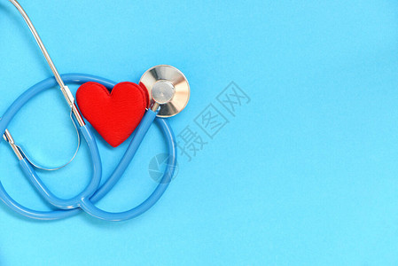 蓝色背景听诊器的心脏健康和红心世界心脏日世界健康日或世界高血压日和图片