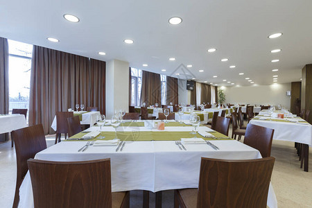 大餐厅大的餐桌椅空房间图片