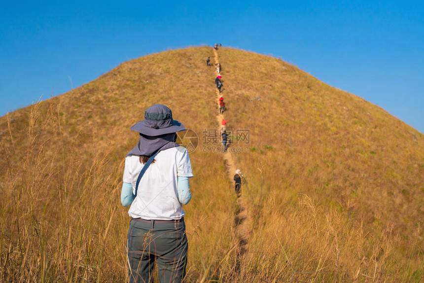 在泰国高昌浦克山的上享受女旅图片