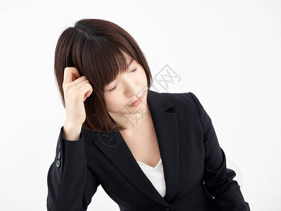 一位在白色背景下头痛的日本女上班族高清图片
