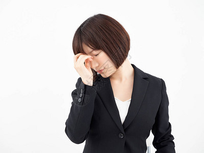 白背景的日本女办公室女职员眼睛很疲惫图片