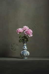 灰色房间桌子上的蓝色花瓶里图片