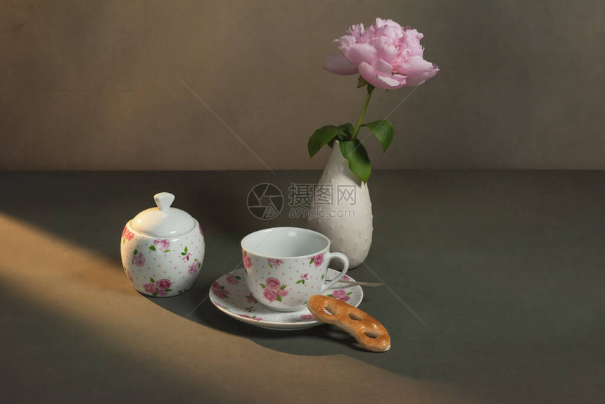 清晨阳光下在灰色房间的桌子上放着茶杯图片
