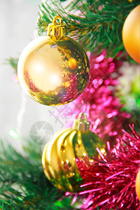 圣诞玩具在树的绿色树枝上图片