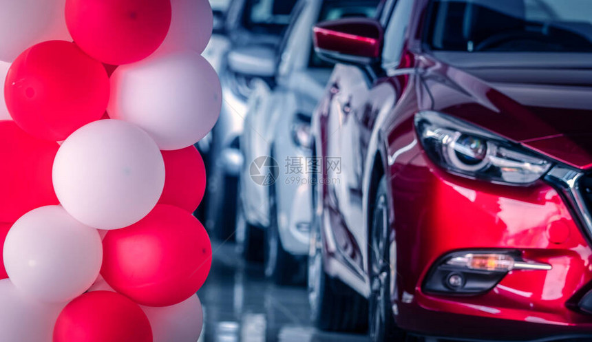 红色和白色气球装饰在现代汽车陈列室中图片