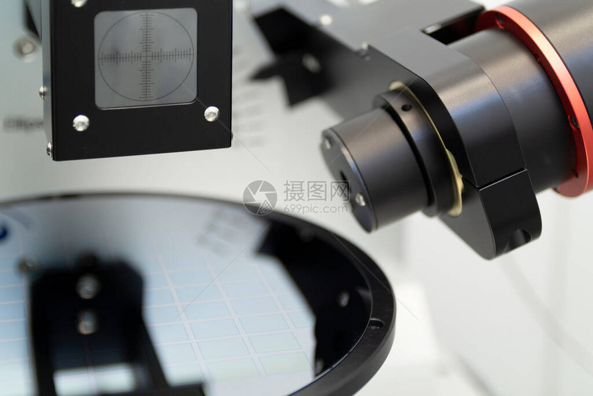实验室中的椭偏仪工具椭偏仪是一种用于研究薄膜介电特图片