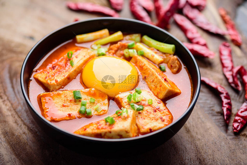 含豆腐和鸡蛋的Kimchi汤图片