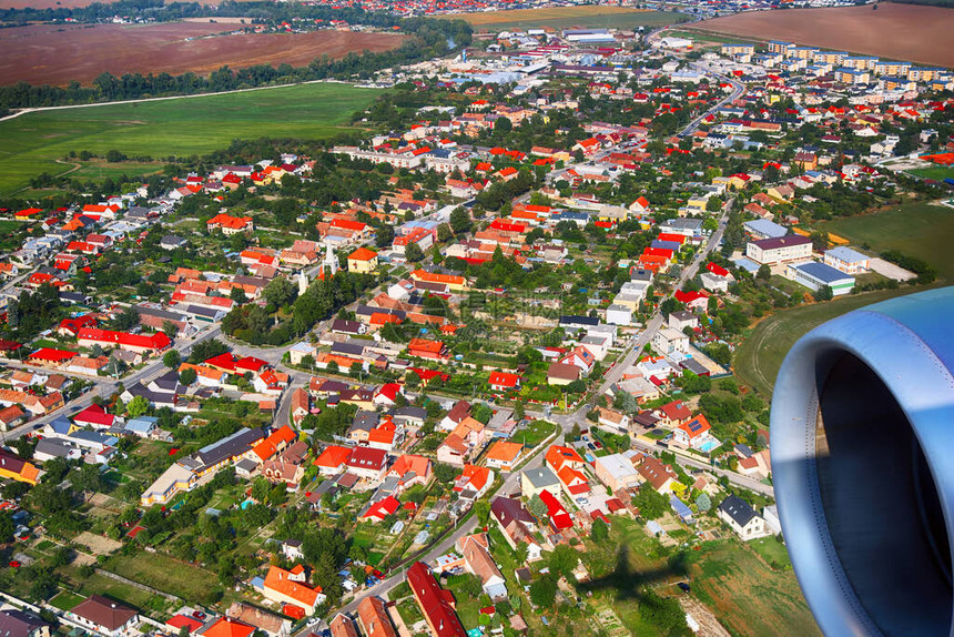 从斯洛伐克布拉迪斯拉发附近的一架飞机上俯瞰村庄和农田图片