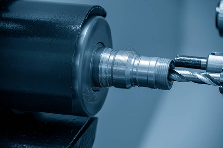 车刀多任务数控车床瑞士型通过钻孔工具在管线上钻孔CNC程序控制车床的高科技背景