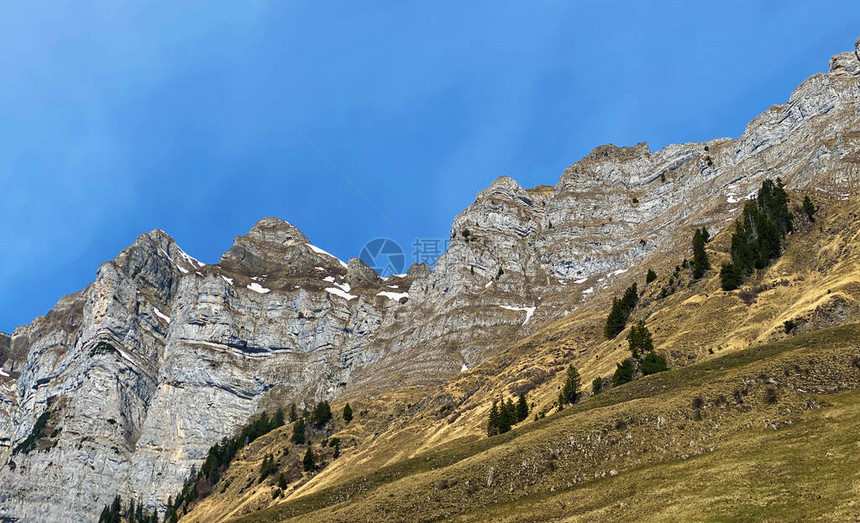 瑞士圣加仑州瓦伦施塔特堡Schweiz瓦伦西湖与Obertoggenburg区之间Churfirveen山脉的Alpine山峰S图片