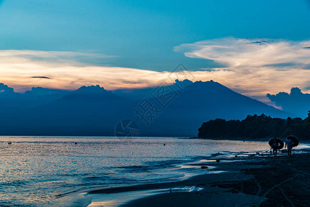 巴厘岛日落时的海景图片