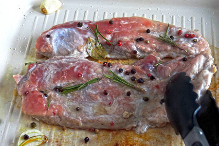 在烤盘上烤的猪肉炸排图片