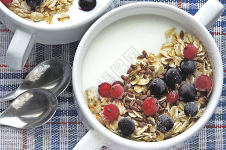以酸奶燕麦种子和浆果提供健康早餐图片