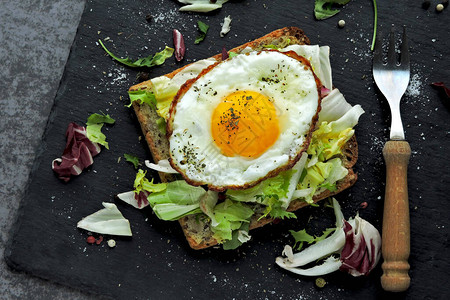 煎吐司配鸡蛋和沙拉健康的早餐或小吃酮饮食生图片