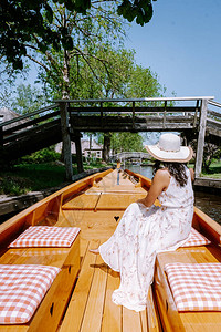 荷兰羊角村妇女乘船游览村庄图片