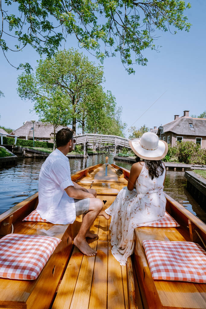 荷兰羊角村夫妇乘船游览村庄图片