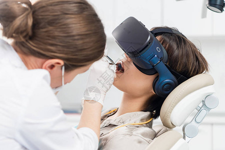 使用现代技术近距离观察现代牙科治疗过程图片