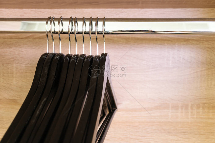 关闭许多空黑衣架挂在衣柜内装有复制图片