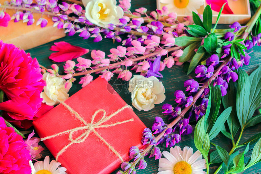 夏季五彩牡丹雏菊羽扇豆准备一个浪漫的惊喜和包装礼物夏日的心情图片