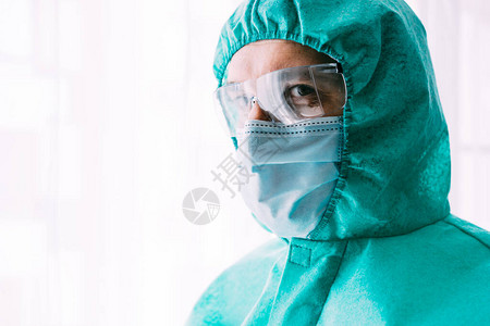 男医生或科学家穿防护服图片