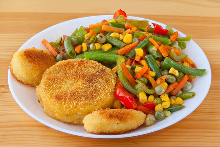 蔬菜金雀花或西红柿玉米豌豆甜椒胡萝卜放在盘子里图片