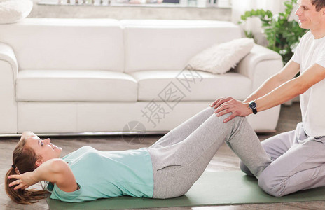 丈夫支持妻子进行健身脂肪燃烧腹部锻炼以减轻体图片