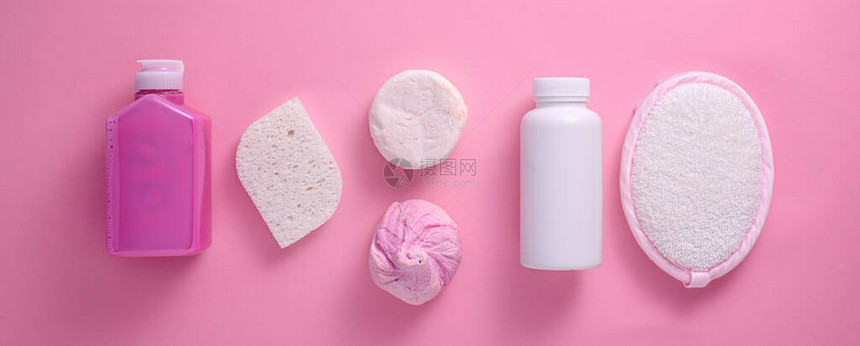 淋浴配件凝胶毛巾海绵粉红色背景上的肥皂图片